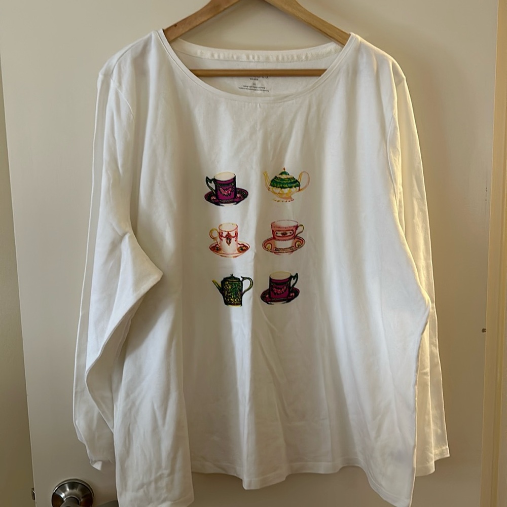 Women’s long sleeve shirt. Size 3X worn 1X great condition. No flaws .